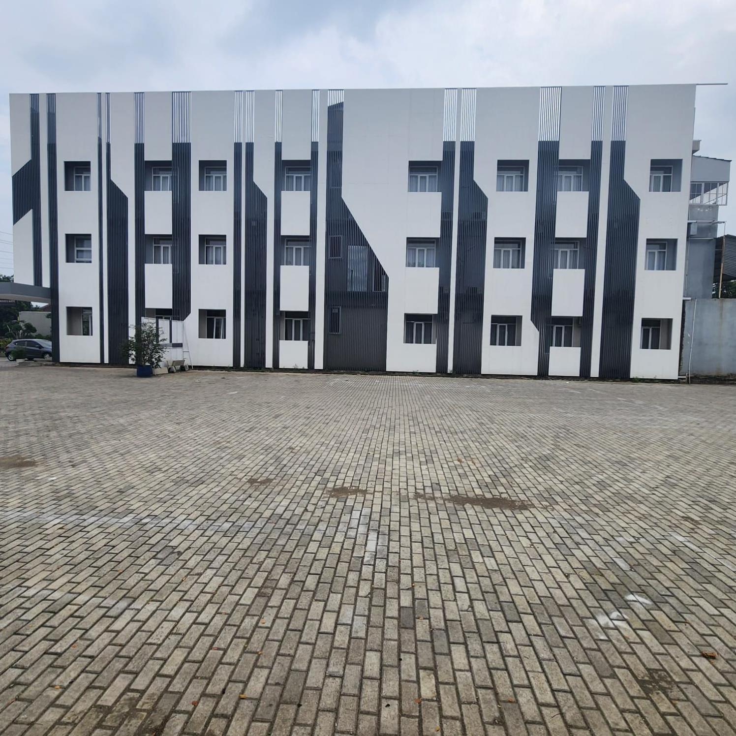 Oyo 2816 Privato Suite Kembaran Exterior photo